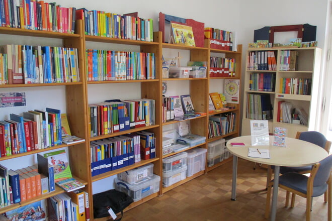 Die Bibliothek im Büro des Schuldekans ist wieder geöffnet